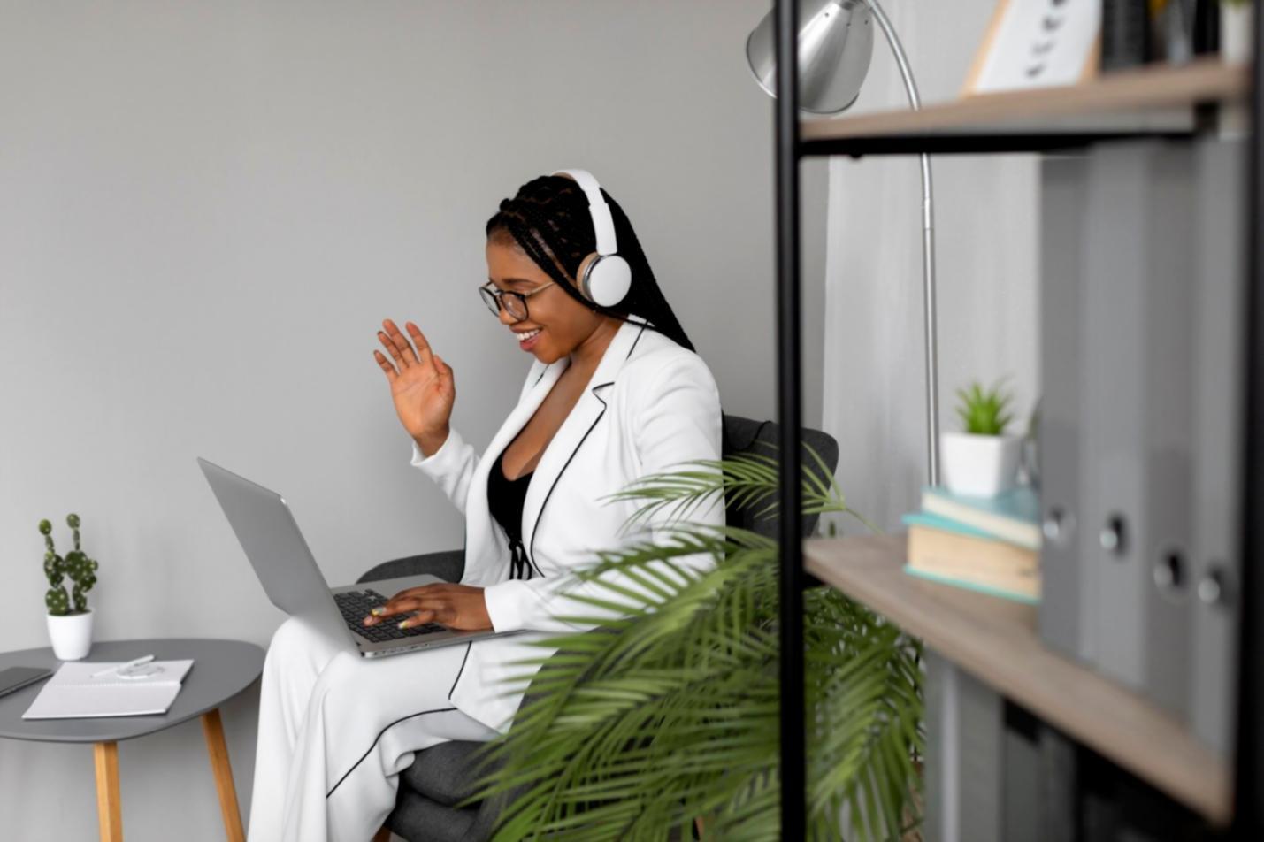 Session de mentorat entre un formateur et un étudiant analysant des documents d'entreprise